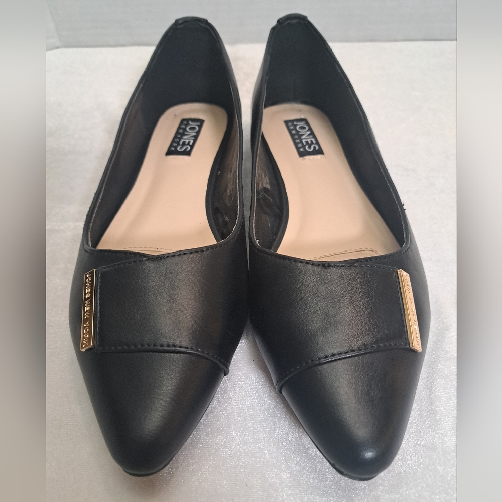 Jones of New York black flats w/ gold embellishments. Size 8.